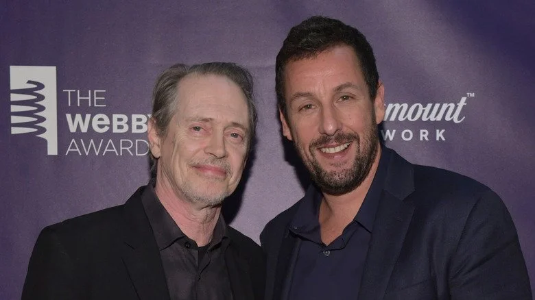 Steve Buscemi souriant avec Adam Sandler