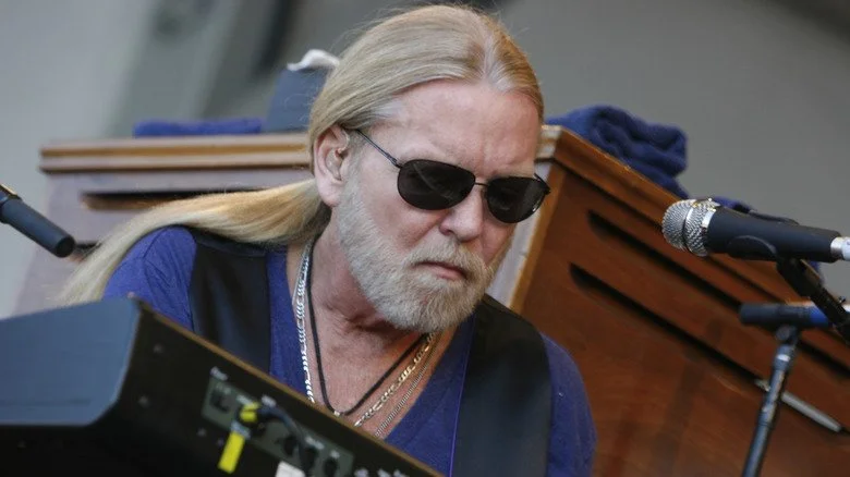 Gregg Allman jouant de l'orgue sur scène