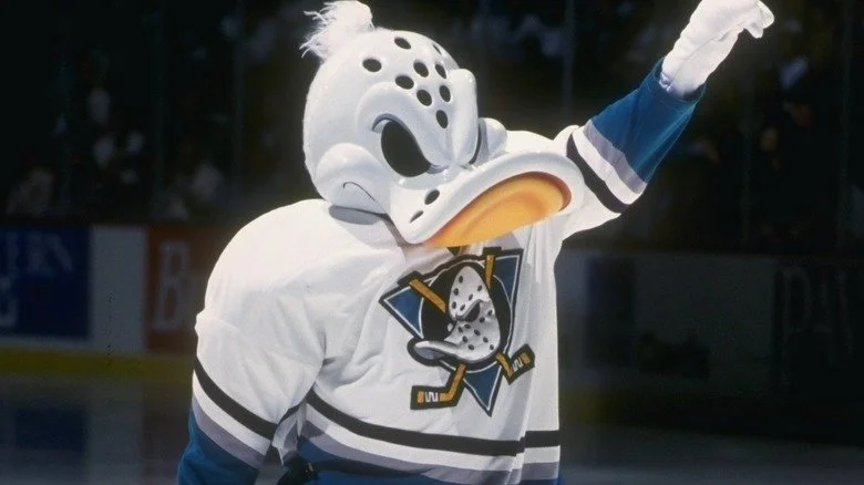 Mascotte des Mighty Ducks d'Anaheim pointant du doigt