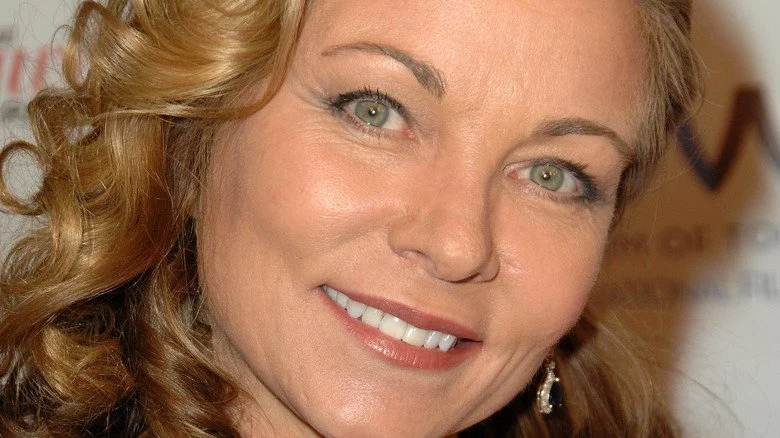 Theresa Russell souriante