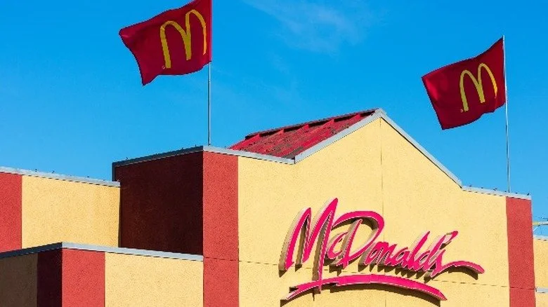 Drapeau devant un restaurant McDonald's
