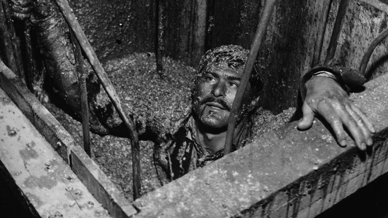 Homme près d'un béton frais