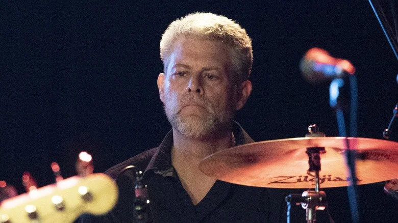 Barrett Martin assis derrière sa batterie sur scène