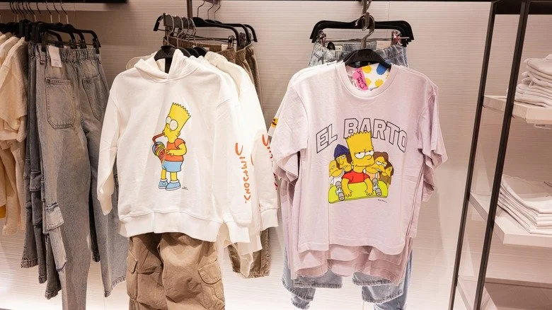 T-shirts Bart Simpson suspendus sur des portants en magasin