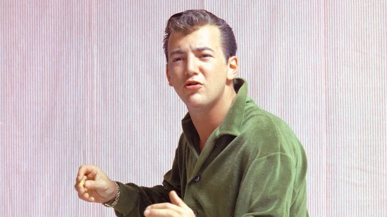 Bobby Darin chantant lors d'une séance photo