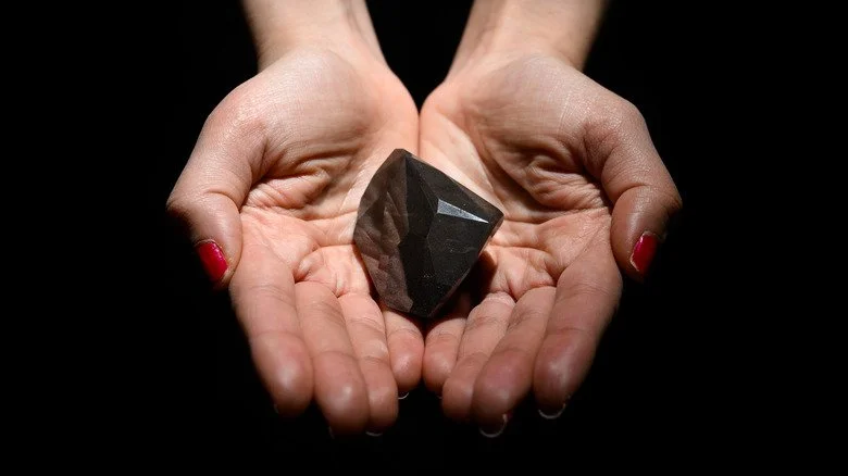 Le diamant Enigma lors de la vente aux enchères