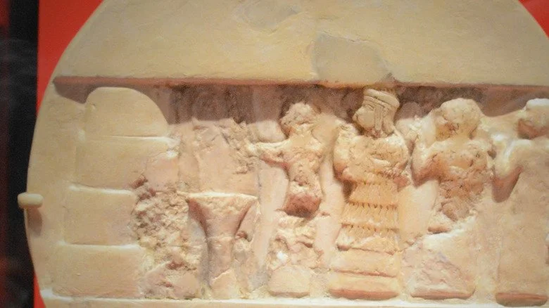 Disque en pierre antique représentant Enheduanna lors d'un culte religieux