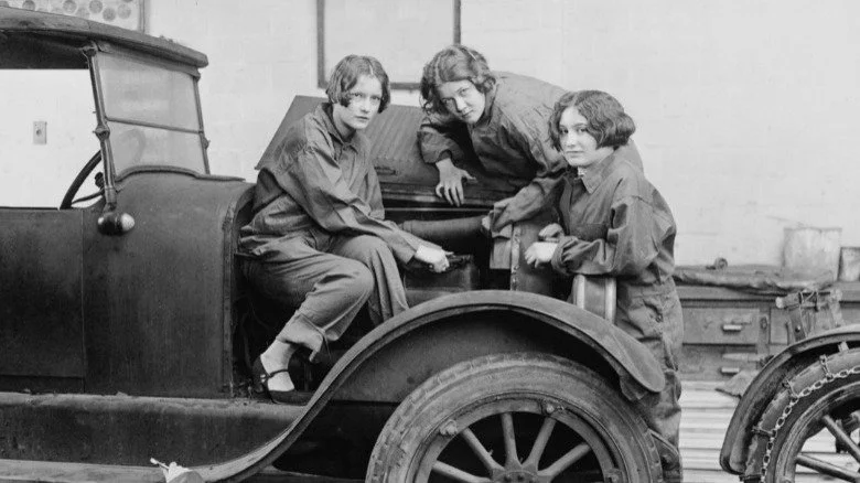 Des femmes travaillent sur une voiture ancienne