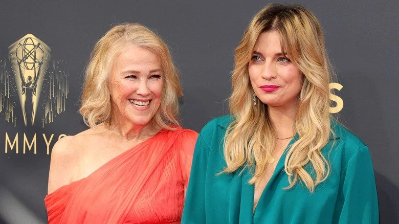 Catherine O'Hara souriant à Annie Murphy