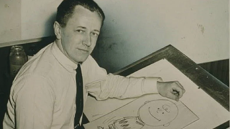 Photo recadrée de Charles Schulz avec un dessin de Charlie Brown