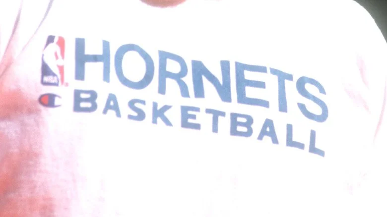 Alonzo Mourning portant le maillot des Charlotte Hornets