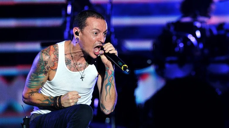 Chester Bennington chantant sur scène en 2011