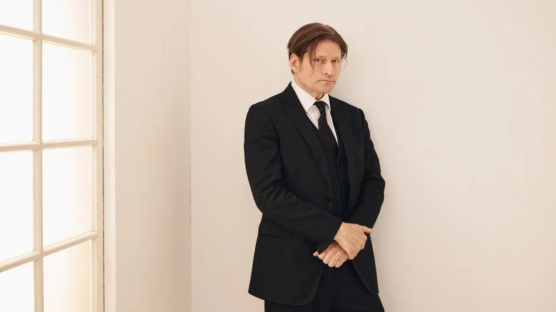 Crispin Glover en costume noir