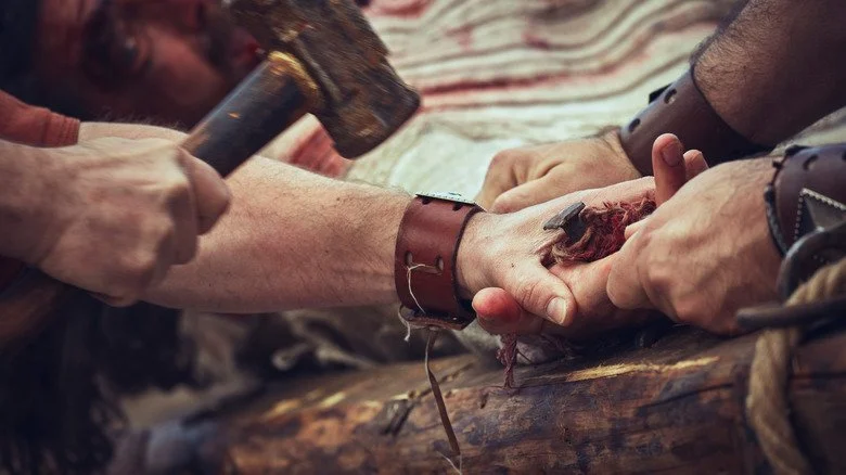 Clouage des mains et des pieds lors de la crucifixion