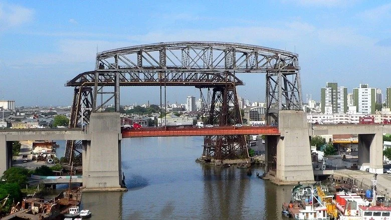 Pont industriel au-dessus du fleuve