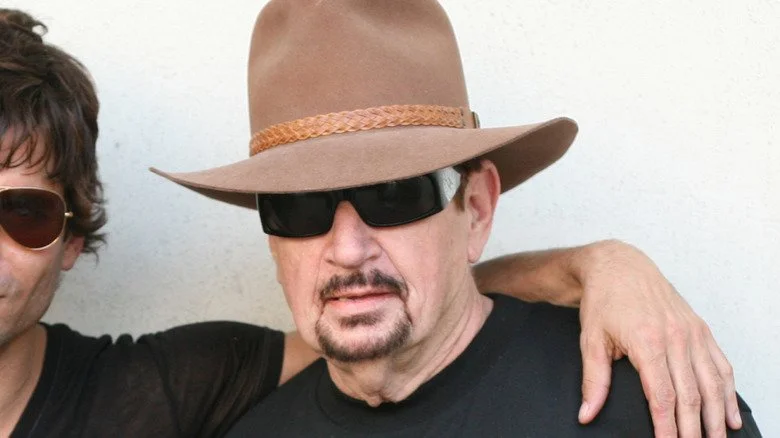 Dave Jerden portant un chapeau et fronçant les sourcils