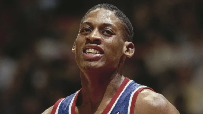 Dennis Rodman souriant en maillot des Pistons