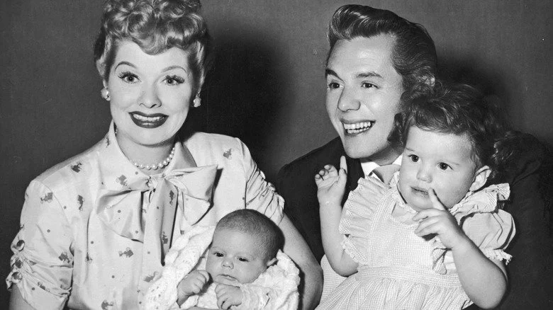 Desi Arnaz et Lucille Ball avec leurs deux enfants en 1953