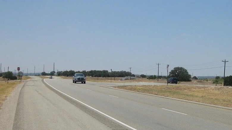 Une route à Ding Dong, Texas