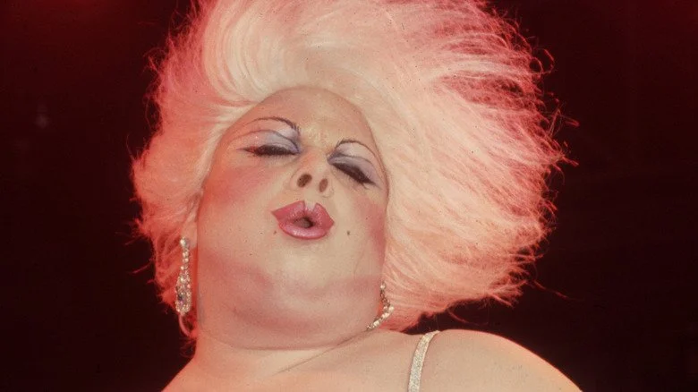 Gros plan sur le visage de Divine lors d'une performance