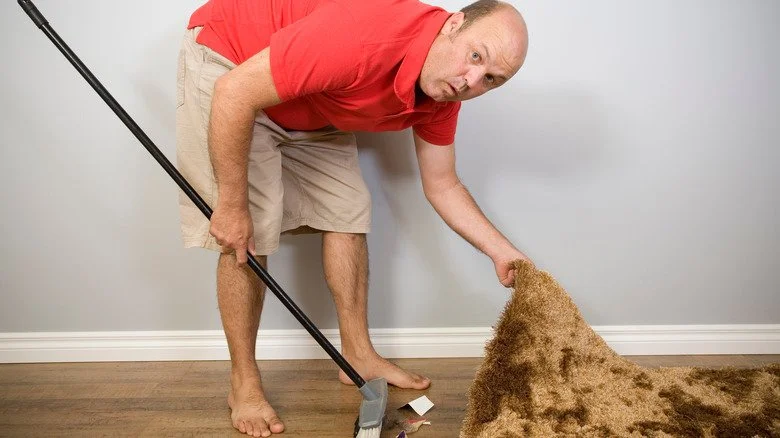 Interdiction de balayer sous le tapis