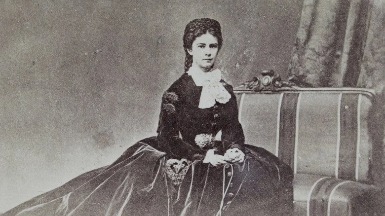 Photographie d'Elisabeth d'Autriche assise sur un sofa