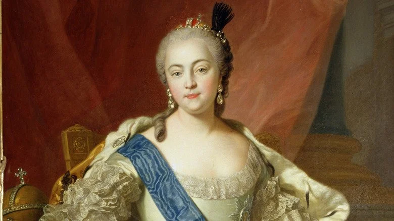Portrait officiel d'Elizabeth de Russie devant un rideau rouge