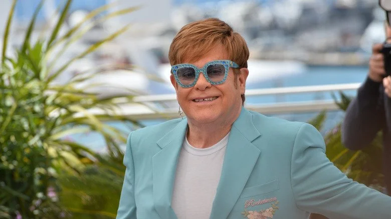 Elton John en costume flamboyant lors d'un photocall pour Rocketman