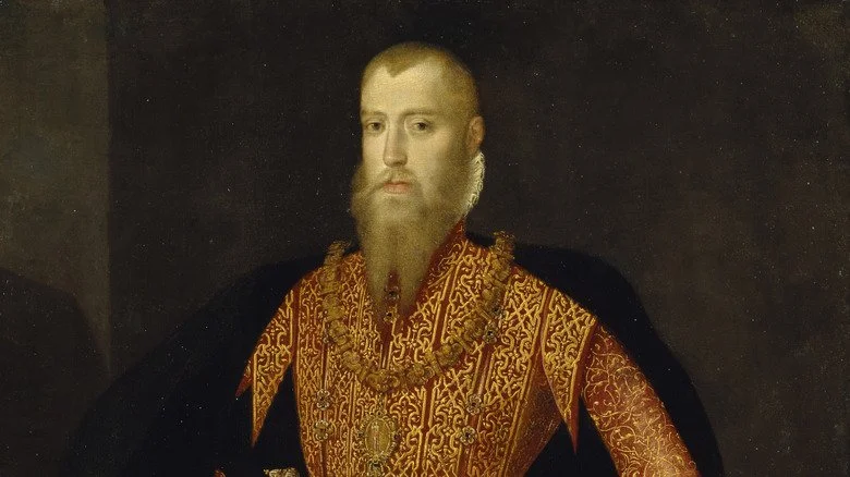 Erik XIV de Suède portant un costume en brocart rouge et or