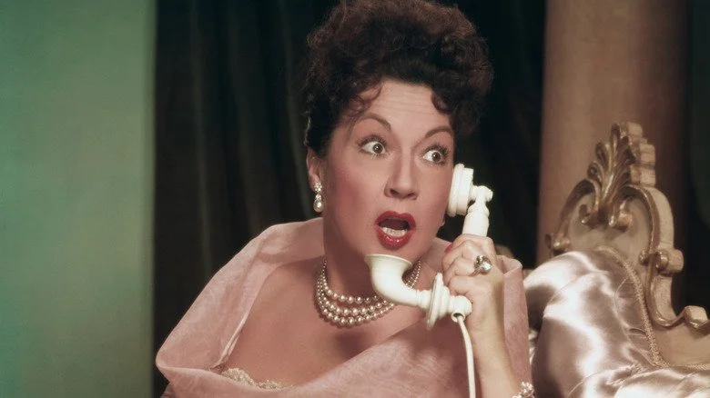 Ethel Merman répond au téléphone dans une scène de Call Me Madam