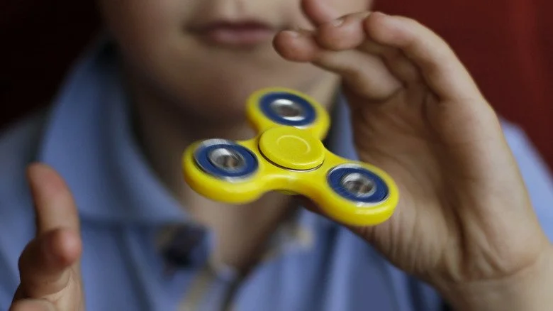 Enfant jouant avec un fidget spinner
