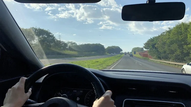 Vue à travers un pare-brise avec frits visibles