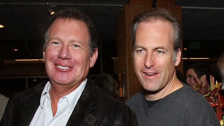 Garry Shandling and Bob Odenkirk regardant au loin