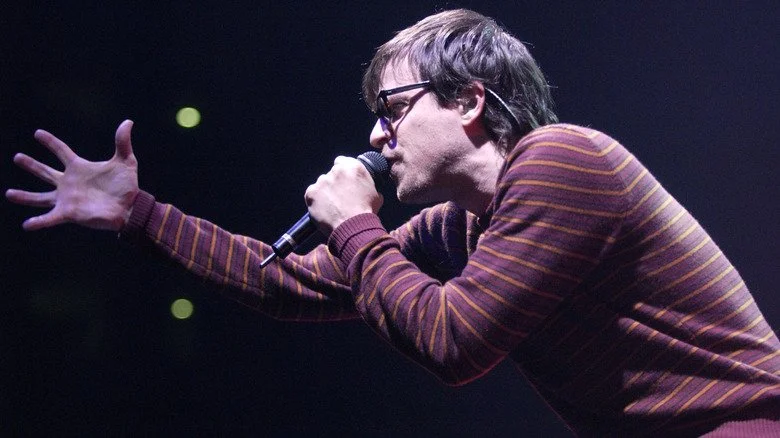 Rivers Cuomo sur scène en 2005