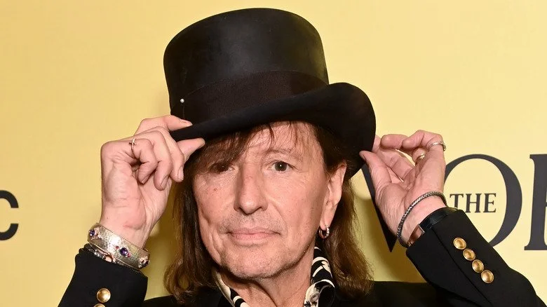 Richie Sambora portant un chapeau