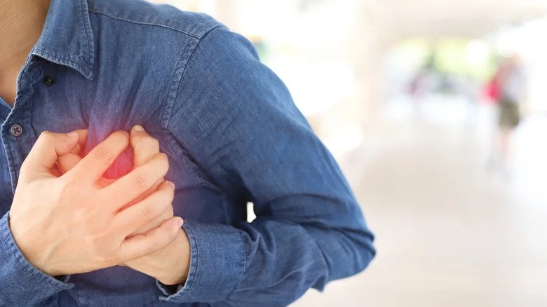 Homme souffrant d'une crise cardiaque