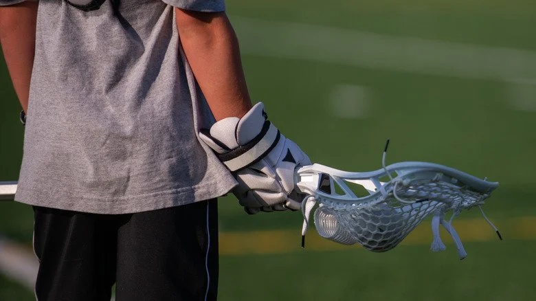 Jeune joueur moderne de lacrosse