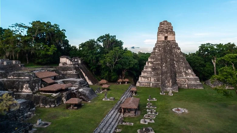 Temple du Grand Jaguar à Tikal en plein jour