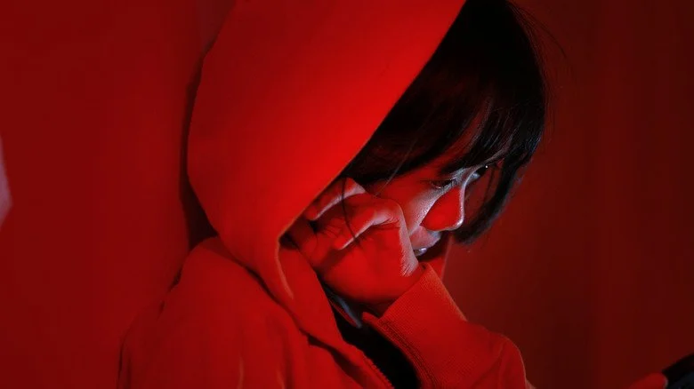 Enfant portant un sweat à capuche