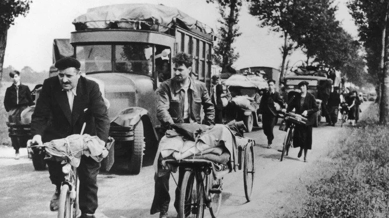 Réfugiés évacuant Paris sur une route rurale en 1940