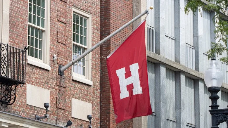 Drapeau de Harvard flottant sur le campus