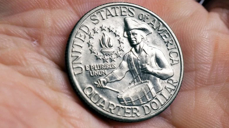 Revers d'une pièce Bicentennial Quarter dans la paume d'une main