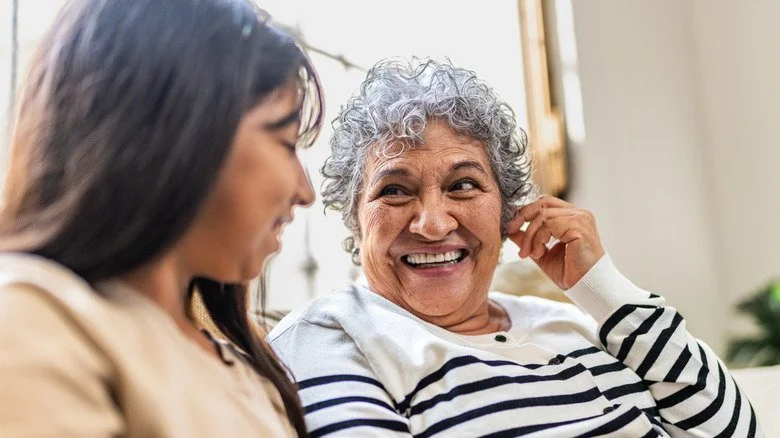 Une grand-mère et sa petite-fille discutant joyeusement