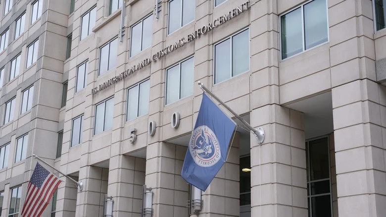 Drapeaux suspendus à l’extérieur du bâtiment ICE