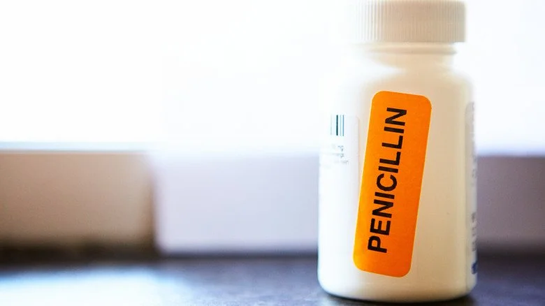 Flacon blanc avec étiquette orange 'penicilline'