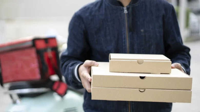 Un homme livreur de pizzas