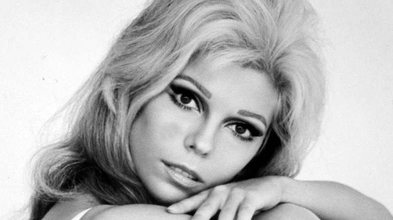 Nancy Sinatra posant