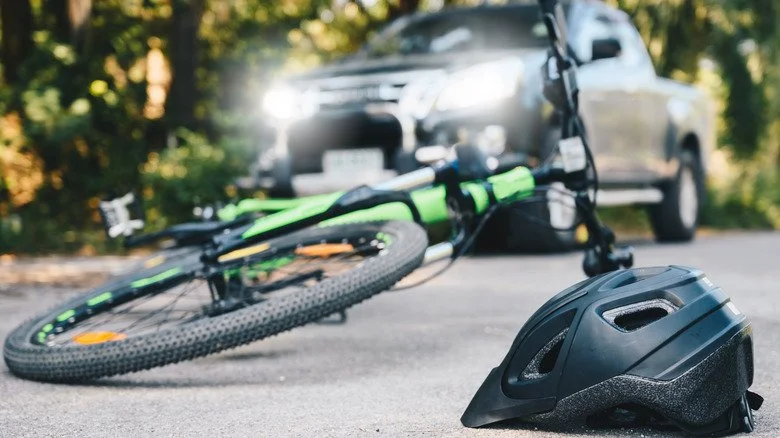 Camionnette et vélo