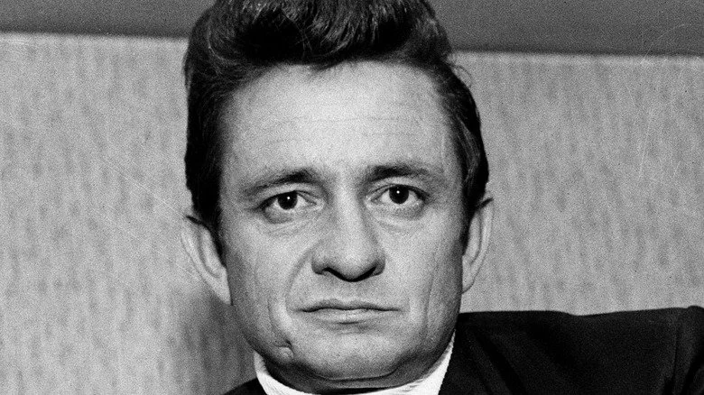 Johnny Cash avec une coupe pompadour