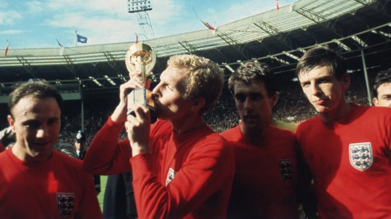 Équipe anglaise de 1966 avec le trophée